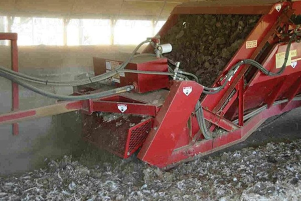 Удаление подстилки при напольном содержании птицы